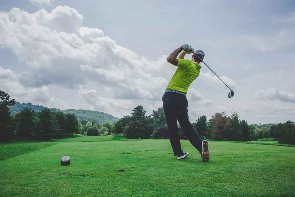 A man playing golf | Common Golf Chipping Mistakes | Northbridge Golf Club